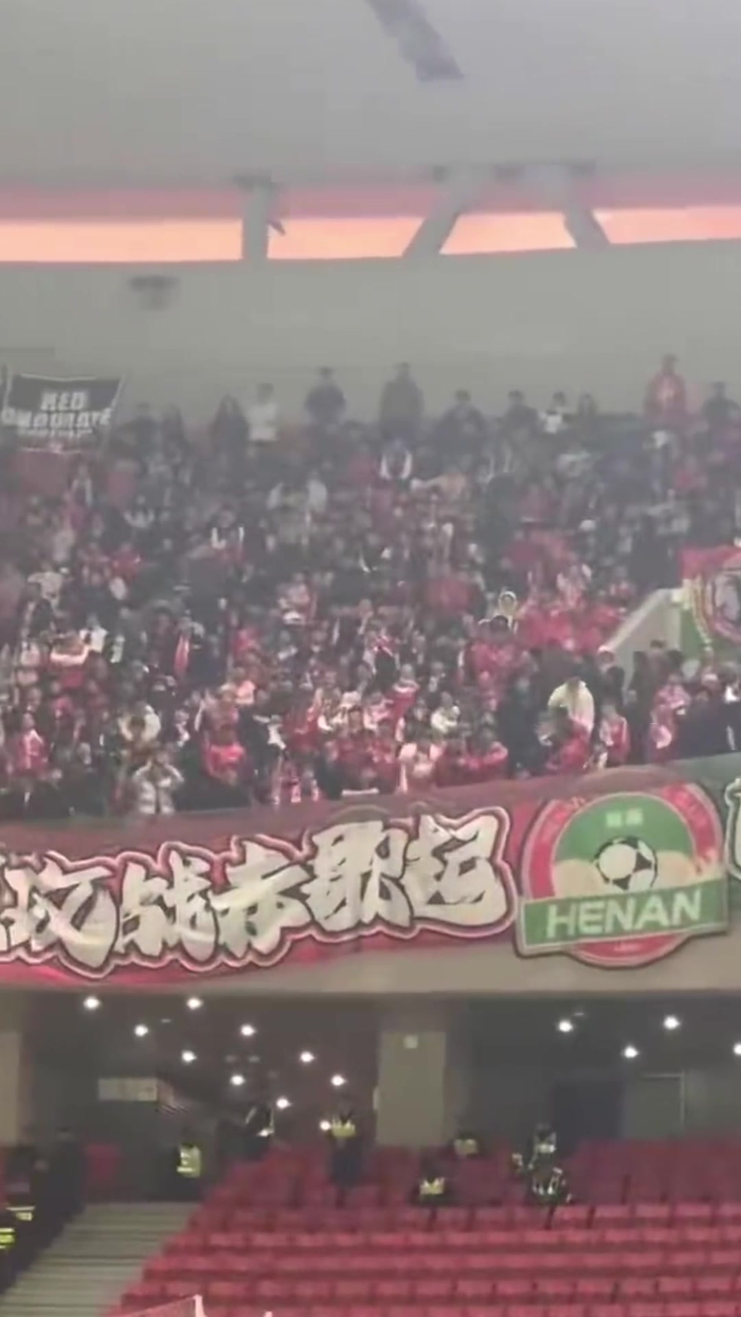 星空体育网-历史恩怨！做客海港的河南球迷高喊：XX徐根宝